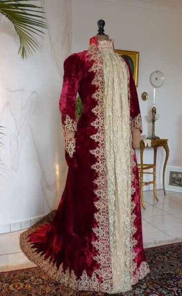 In Pretty Finery - 1900, France Tea gown by Fernande Burel Off white silk  crimped chiffon with red and green carnation print, china silk, and lace  The Museum at FIT | Facebook