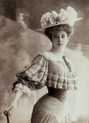 c.1905-10 Lady with small waist